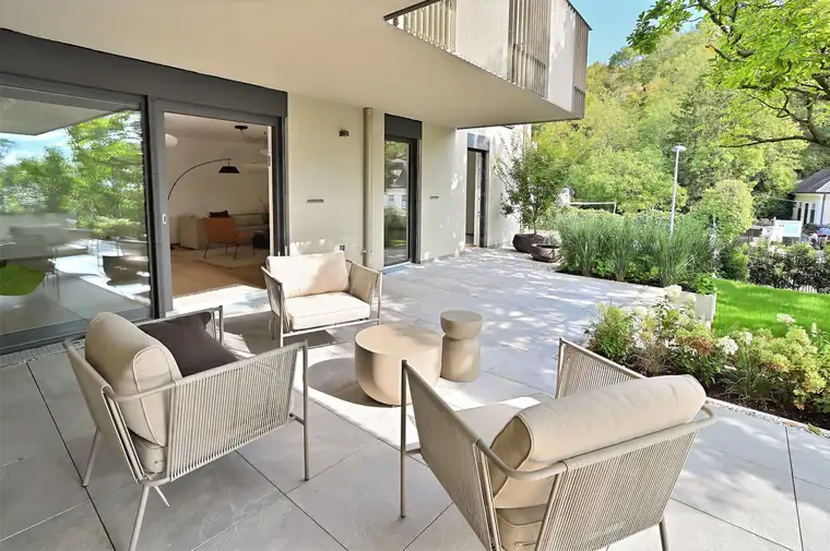 5-Zimmer-Gartenresidenz mit prachtvoller Magnolie &amp; herrschaftlicher Terrasse