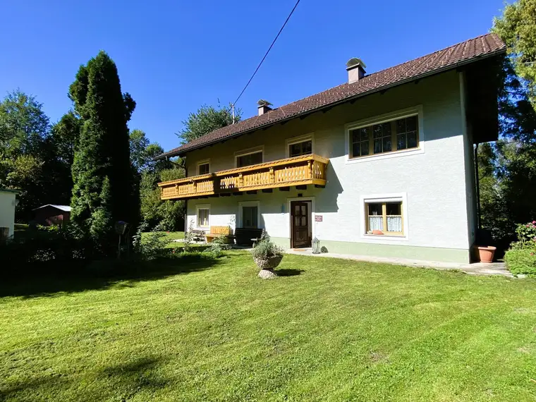 VIEL PLATZ IM GRÜNEN! Geräumiges Wohnhaus mit großem Grundstück
