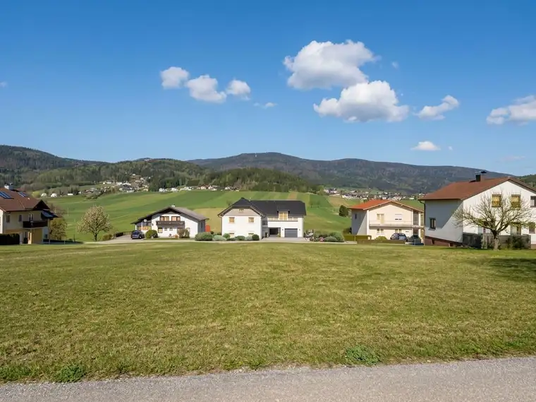 Leistbares Baugrundstück mit Blick zum Böhmerwald