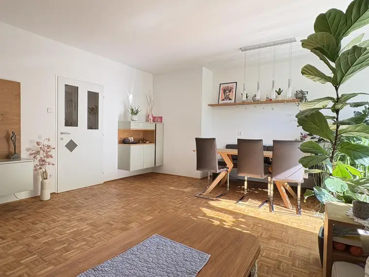 Zentrale Lage, große Innenhof-Loggia: Charmante 4-Zimmer-Wohnung