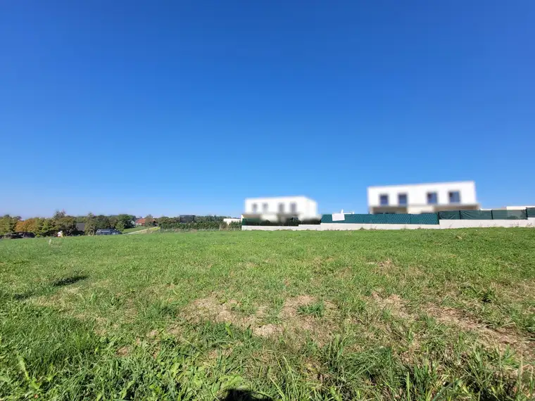 Sonniges, ebenes Baugrundstück