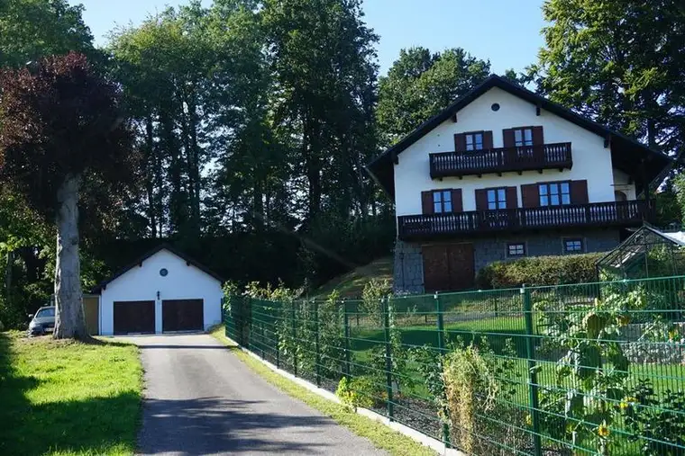 Älteres Wohnhaus mit Hausgarten, Kleinwald und Wiese