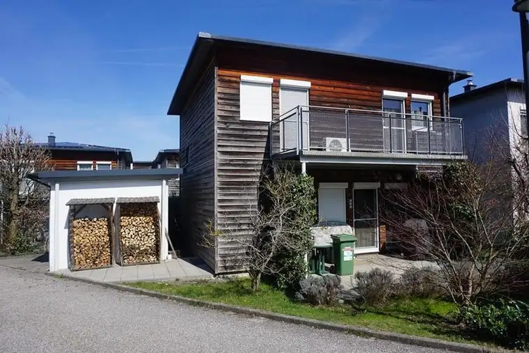 Wohnhaus in Holzriegelbauweise mit Carport im Wohnungseigentum