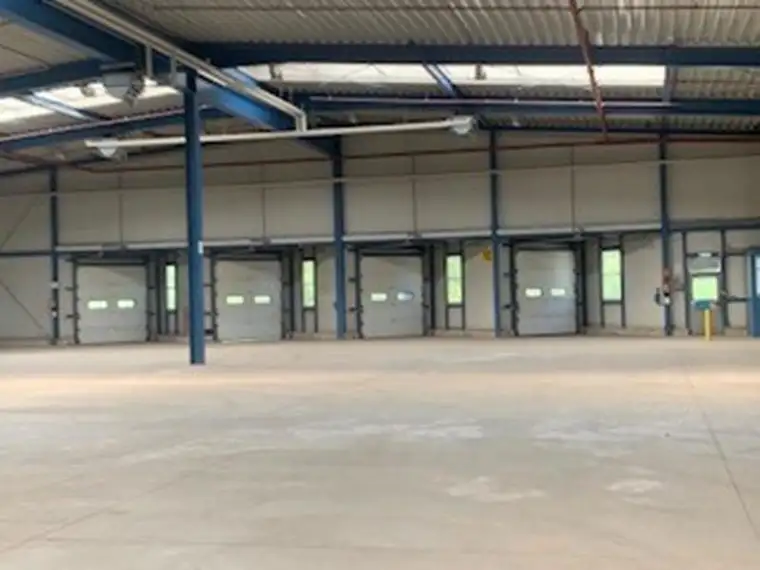verkehrsgünstig gelegene Lagerhalle im Gewerbegebiet an der B 141 