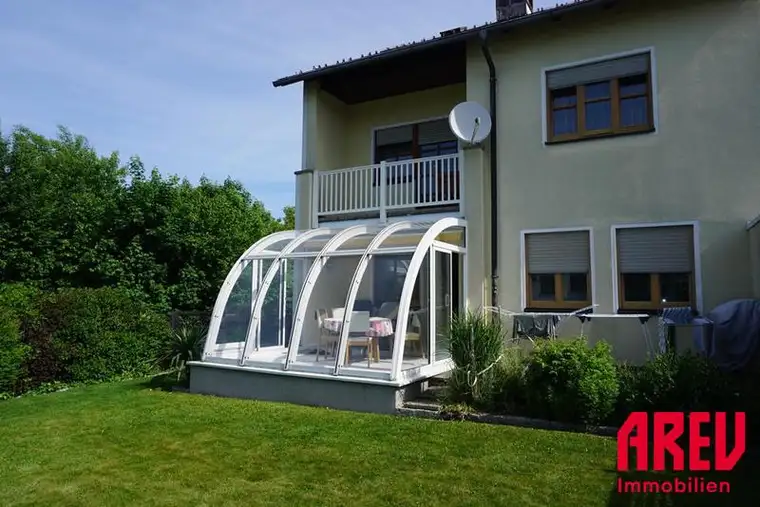 Vollunterkellertes Wohnhaus mit Wintergarten und Garage in Stadtrandlage