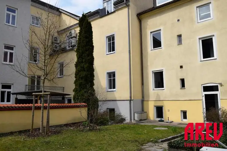 IN SANIERUNG - EXKLUSIVES WOHNEN IN AUSGESPROCHEN GUTER LAGE IN URFAHR TOP 06
