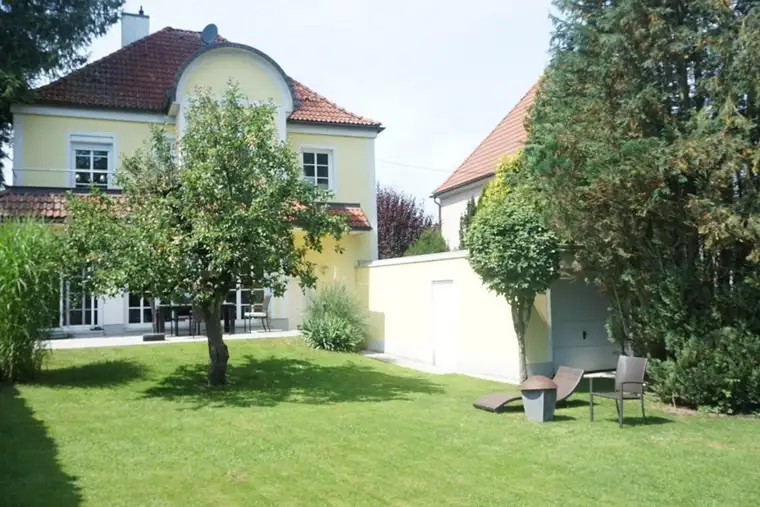 Kernsanierte Stadtvilla mit wunderschönen Garten in bester Wohnlage
