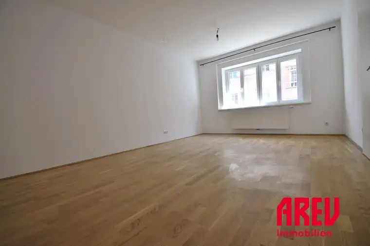 URBAN &amp; RUHIG: 2,5 - ZIMMER-WOHNUNG MIT BLICK IN DEN INNENHOF!