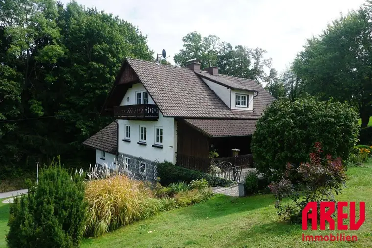 Ein- bzw. Zweifamilienwohnhaus mit großzügigem "Wein"-Keller