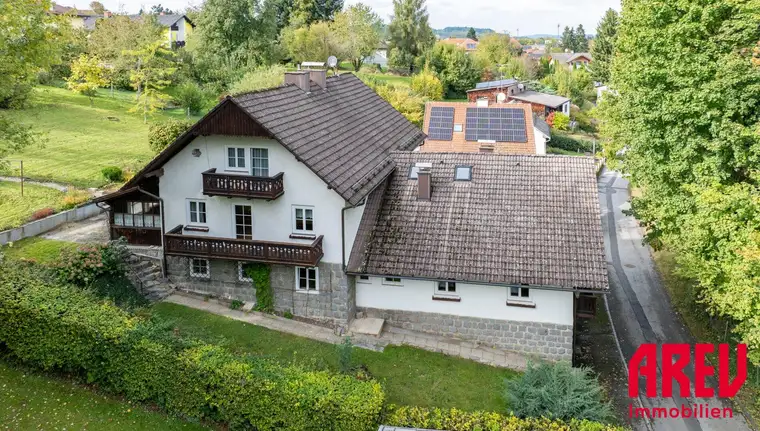 Ein- bzw. Zweifamilienwohnhaus in Aussichtslage mit schönem Garten