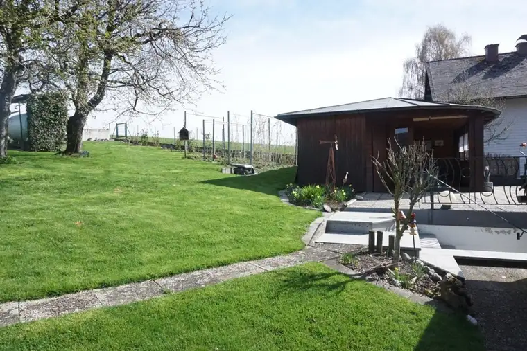 Gepflegtes Wohnhaus in zentraler Lage für Gartenliebhaber