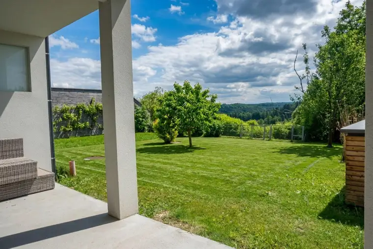 Gartenwohnung mit überdachter Terrasse / Top 2