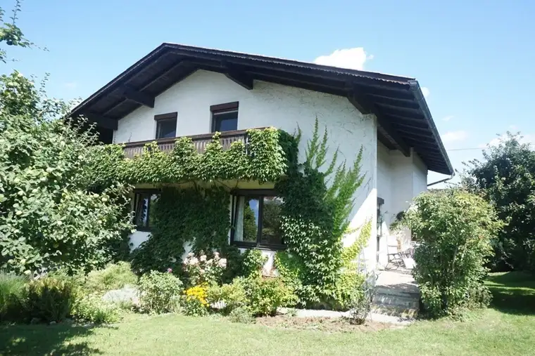 Wohnhaus - klassischer Baustil in guter Stadtrandlage