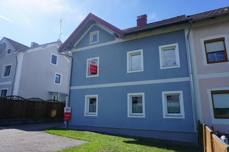 Saniertes Wohnhaus mit gemütlichen Innenhof, Nebengebäude und Garage