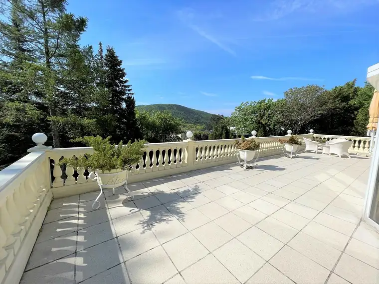 Exklusive Villa am Südhang mit herrlichem Panoramablick auf 1198m² Grund!