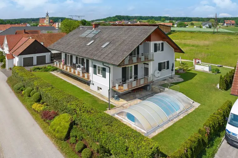 Großes Haus mit Pool, Pelletsheizung, Garagen und schönem Garten in ruhiger Lage nahe Riegersburg