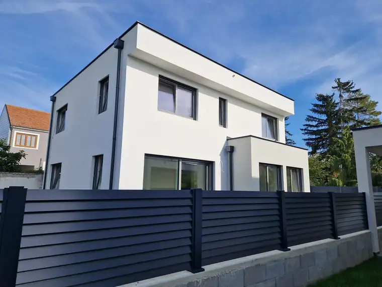 MODERN, MASSIV &amp; HOCHWERTIG WOHNEN IN DER WEINREGION WAGRAM MIT BESTER INFRASTRUKTUR UND DIREKTER BAHNANBINDUNG