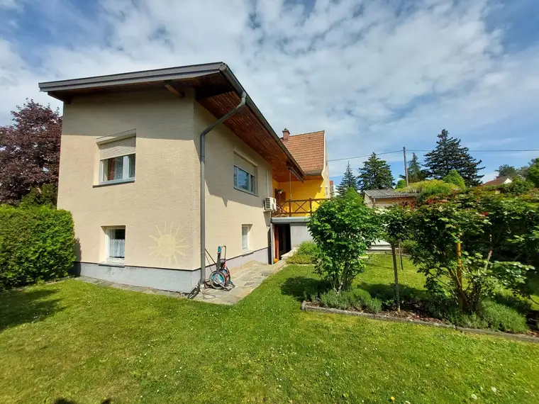 EINFAMILIENHAUS MIT GARAGE AUF EINEM TRAUMHAFTEN GRUNDSTÜCK