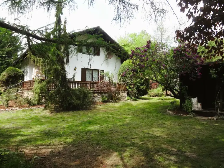 SCHMUCKES LANDHAUS MIT UNEINSEHBAREN GARTEN IN SCHÖNER, SONNIGER LAGE!