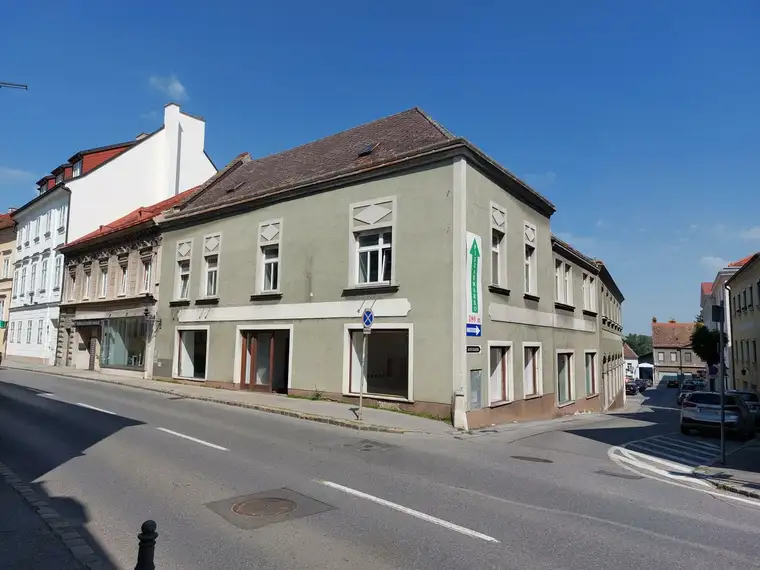 Bestandfreies Geschäftshaus mit Wohnmöglichkeit im historischen Stadtzentrum von Hainburg an der Donau!