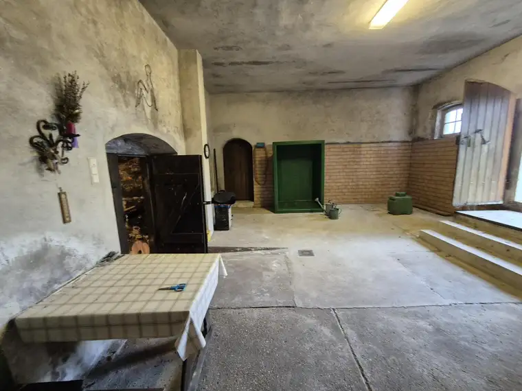 ZWEI PRESSHÄUSER AUF BAUGRUND - KANN ZU WOHNHAUS AUS/UMGEBAUT WERDEN