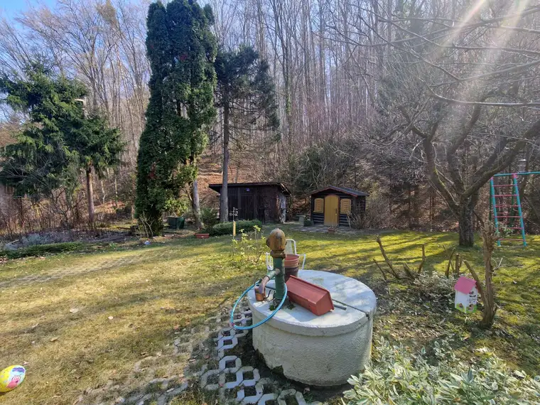 FAMILIENWOHNSITZ IN PARADIESISCHER GRÜNRUHELAGE IN HINTERSDORF MIT BLICK IN DEN WIENERWALD DIREKT AM WALDRAND