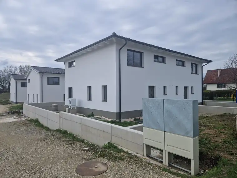 WOHNEN AN DEN DONAUAUEN UND AM WAGRAM: MODERN, MASSIV &amp; HOCHWERTIG WOHNEN IN DER WEINREGION WAGRAM MIT BESTER INFRASTRUKTUR UND VERKEHRSANBINDUNG