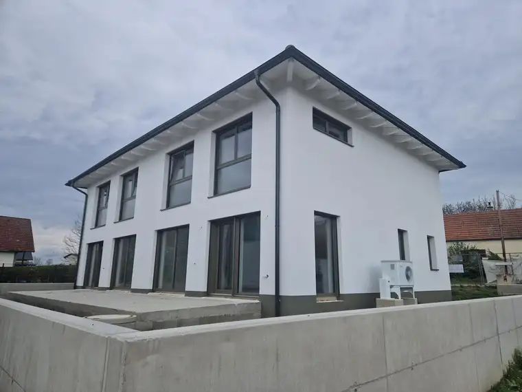WOHNEN AN DEN DONAUAUEN UND AM WAGRAM: MODERN, MASSIV &amp; HOCHWERTIG WOHNEN IN DER WEINREGION WAGRAM MIT BESTER INFRASTRUKTUR UND VERKEHRSANBINDUNG