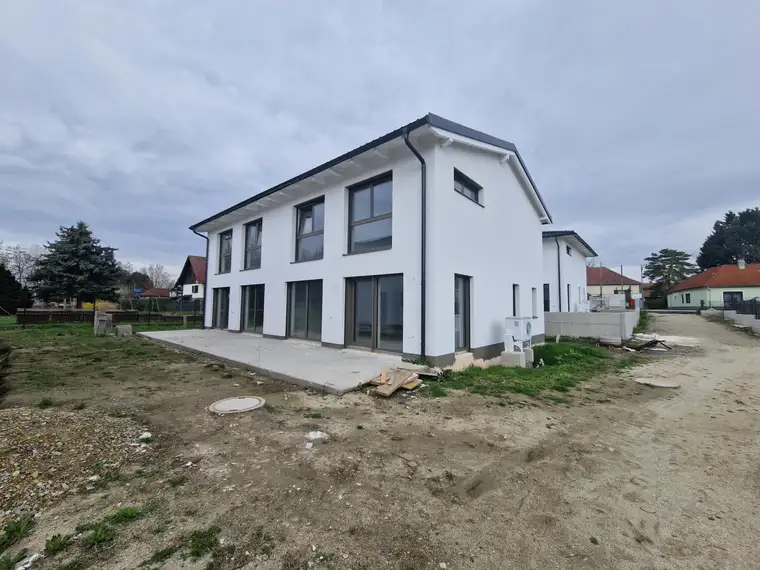 WOHNEN AN DEN DONAUAUEN UND AM WAGRAM: MODERN, MASSIV &amp; HOCHWERTIG WOHNEN IN DER WEINREGION WAGRAM MIT BESTER INFRASTRUKTUR UND VERKEHRSANBINDUNG
