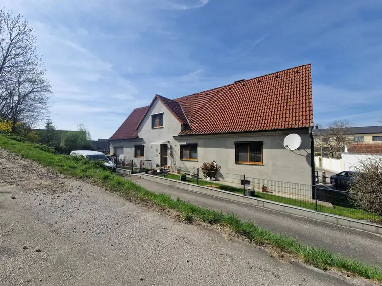 LIEBEVOLLES EINFAMILIENHAUS MIT PARKÄHNLICHEM GARTEN IN TRAUMHAFTER RUHELAGE MIT HERRLICHEM GRÜNBLICK IN ORTSRANDLAGE