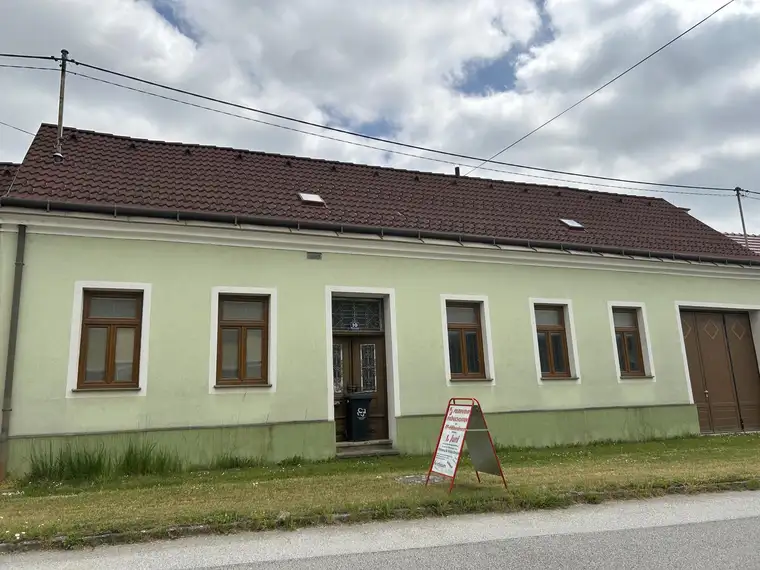 Platz für Deine Zukunft! Schönes Baugrundstück im Herzen vom Weinviertel mit Altbestand