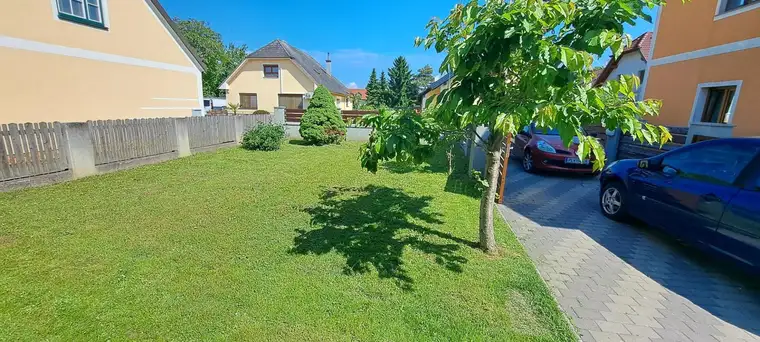 GROSSE WOHNUNG MIT EIGENEM GARTENANTEIL
