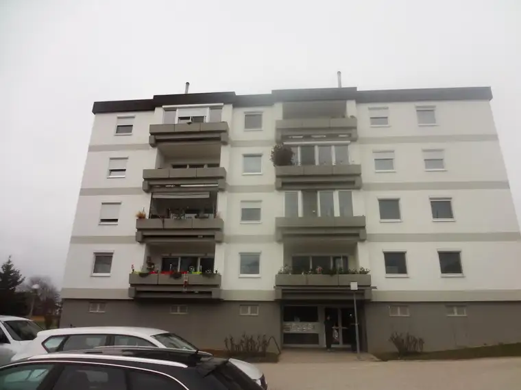 Renovierte 3- Zimmer Eigentumswohnung im 4. Liftstock