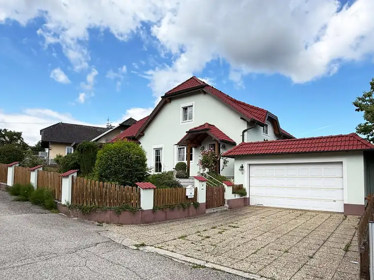 Landsitz in unmittelbarer Nähe zu Steyr mit großem Garten, Pool, Doppelgarage und Carport