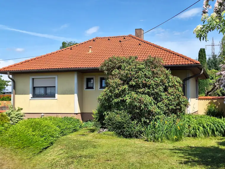 Zwei zusammengebaute Bungalows mit einem Preis