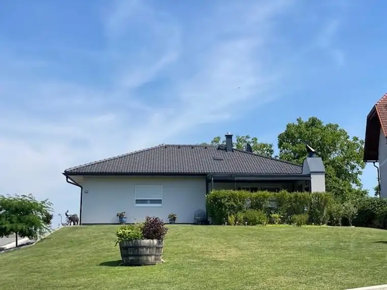 Neuwertig &amp; bezugsfertig – mit herrlichem Burgblick in Ruhelage!
