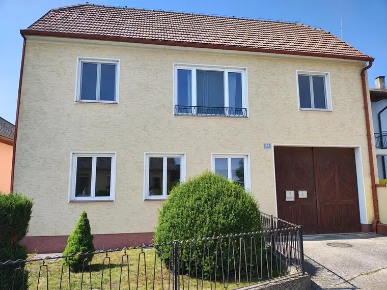 GROSSZÜGIGES LANDHAUS MIT GESCHLOSSENEM INNENHOF UND NEBENGEBÄUDEN IN PARADIESISCHER GRÜNRUHELAGE MIT GROSSEM GRUNDSTÜCK