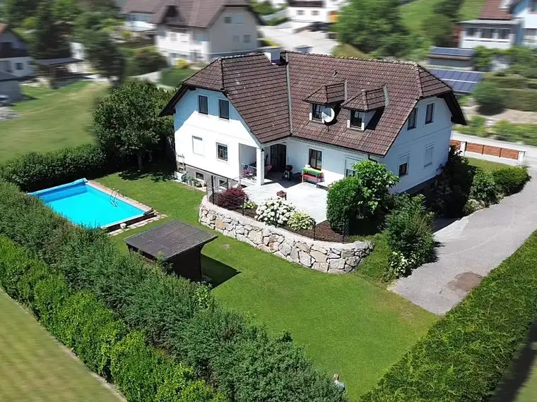 Attraktives Einfamilienhaus mit drei Wohneinheiten im Dachgeschoss – Wohnen &amp; Vermieten unter einem Dach in Ardagger