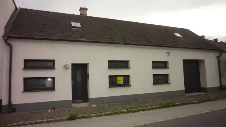 Einfamilienhaus mit Nebengebäude
