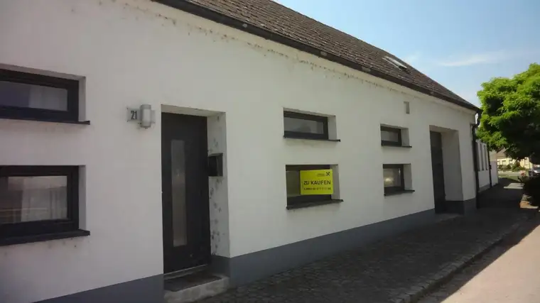 Einfamilienhaus mit Nebengebäude