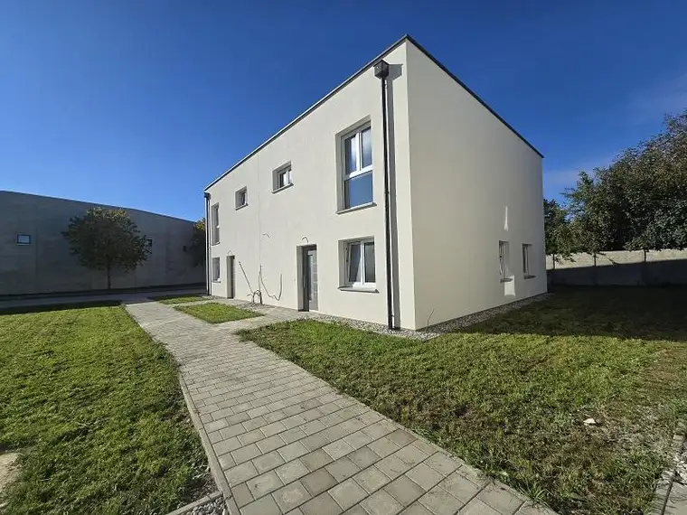 MODERN, MASSIV UND HOCHWERTIG VOM BAUMEISTER