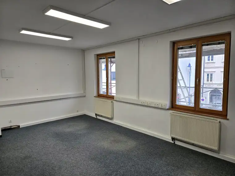 Helle Büroräume in Zentrumsnähe in Haag zu vermieten