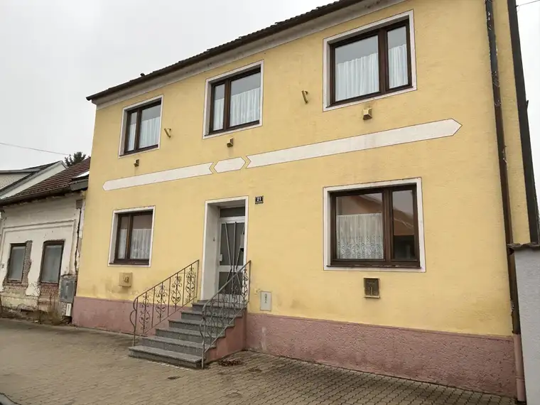 Vielseitiges Zweifamilienhaus in zentraler Lage von Asparn/ Zaya – ideale Gelegenheit für Familien und Mehrgenerationenwohnen
