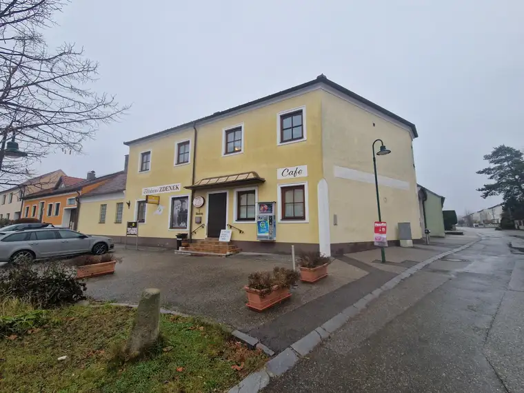WOHN- UND GESCHÄFTSHAUS ALS GROSSZÜGIGES LANDHAUS MIT GESCHLOSSENEM INNENHOF, WERKSTATT, BÄCKEREI, KAFFEEHAUS UND NEBENGEBÄUDEN
