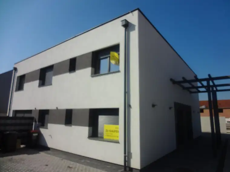 Moderne Doppelhaushälfte mit Photovoltaikanlage, Terrasse und Garten !