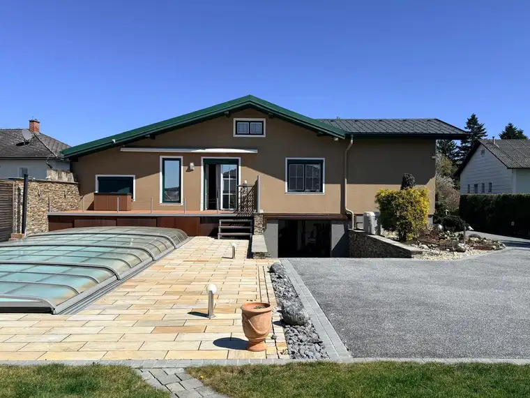 Einziehen &amp; genießen – Bungalow mit Pool und großem Garten