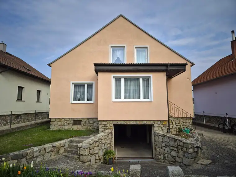 GEPFLEGTES EINFAMILIENHAUS MIT GARAGE UND SCHÖNEM GARTEN