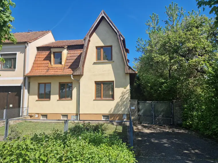 SANIERUNGSBEDÜRFTIGES LANDHAUS MIT TRAUMHAFTEM GARTEN SAMT ALTBAUMBESTAND IN ALLERBESTER WOHN- UND ZENTRUMSLAGE VON KIRCHBERG AM WAGRAM