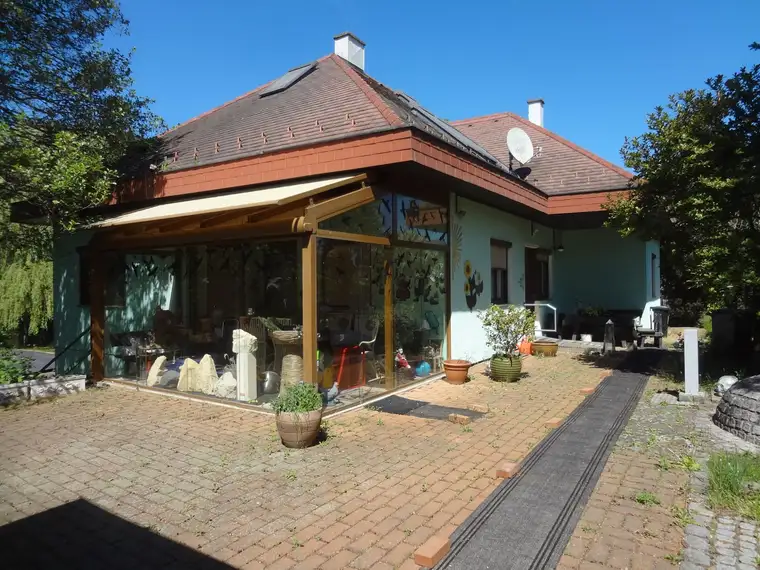 GEDIEGENE LANDVILLA MIT PARKÄHNLICHEM NATURPARADIES!