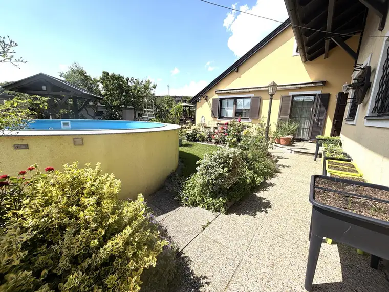 Achtung Preisreduktion! Charmantes Einfamilienhaus mit Pool, Sauna und viel Potenzial!